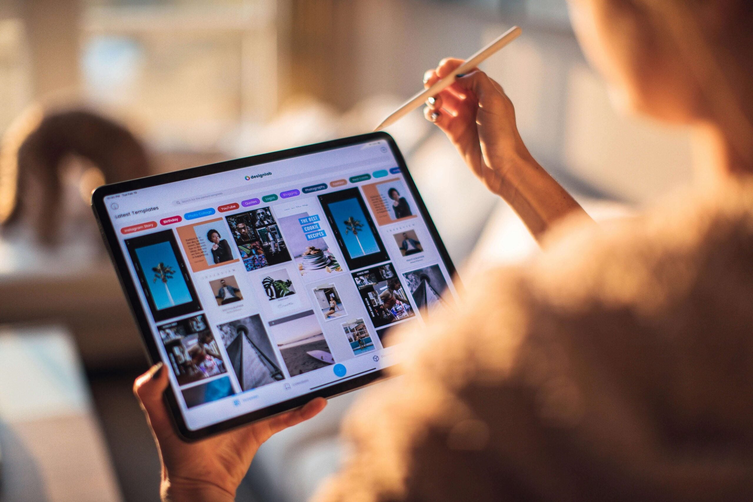 Person using an ipad with an apple pencil